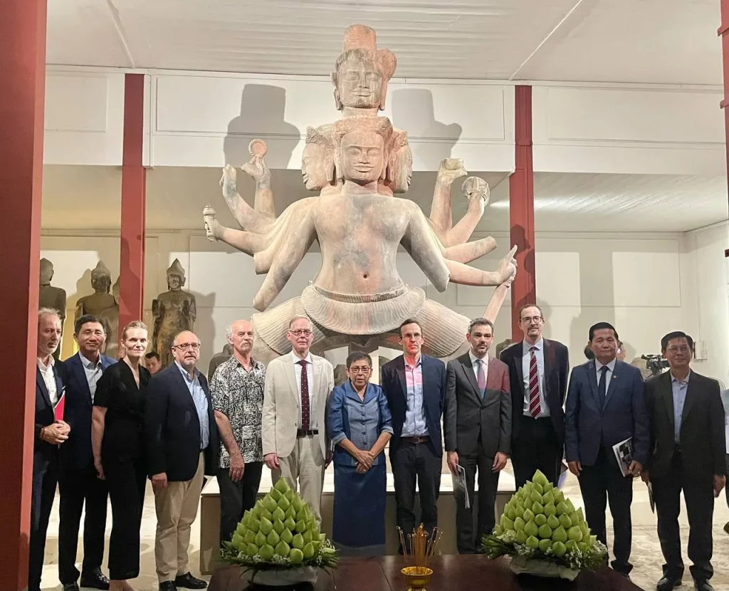 One of Cambodia’s Largest Shiva Statues—Standing 5 Meters Tall and Weighing 7 Tons—Reborn After the Restoration of Over 10,000 Fragments from Koh Ker