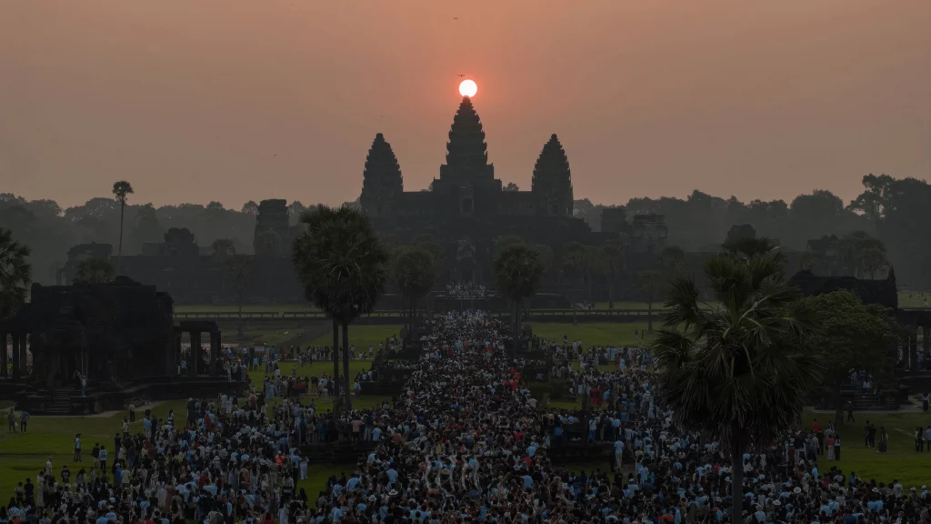 The Magnificent Angkor Equinox! Over 30,000 Tourists Gather to Capture the Sunrise Over the Temple Spires