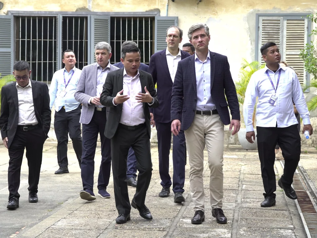 Lithuanian Foreign Minister Visits Tuol Sleng Museum
