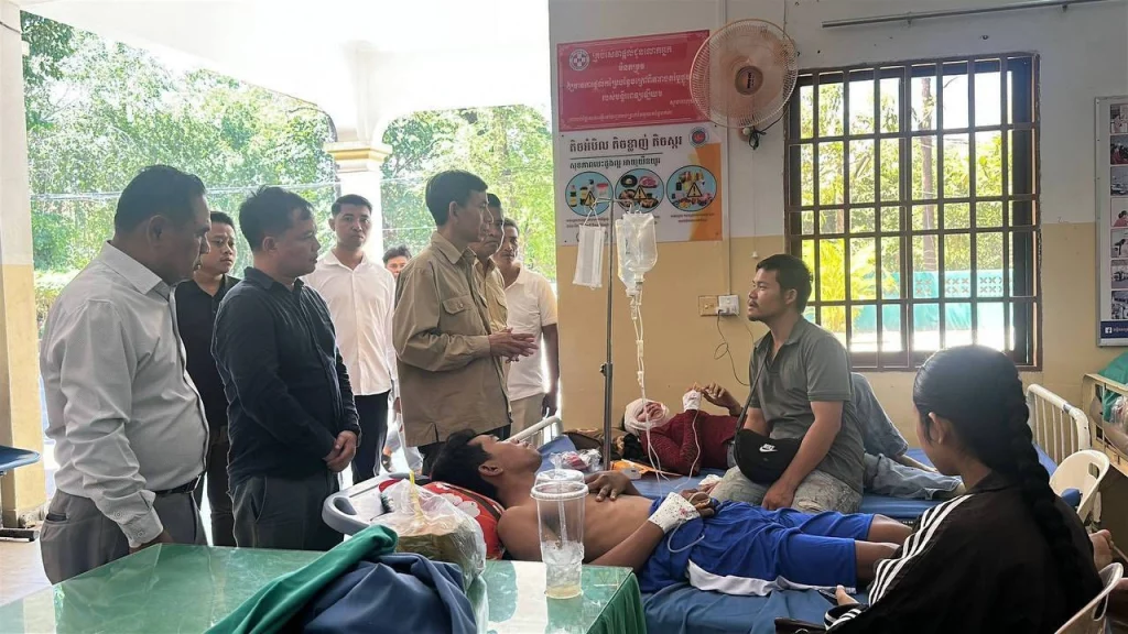 H.E. Dr. Phoeurng Sackona Assigns a Representative to Visit Injured Workers from a Traffic Accident Receiving Treatment at Svay Rieng Provincial Hospital