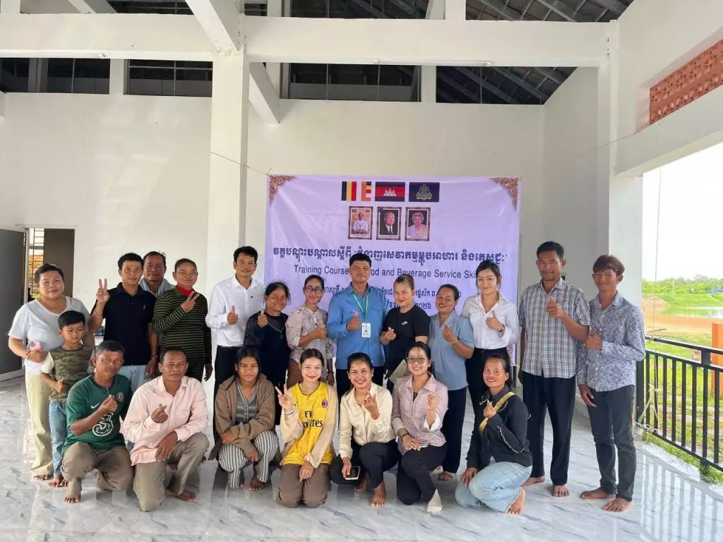 O Svay Dam Eco-Tourism Community Receives Training Course on Food and Beverage Services Skills