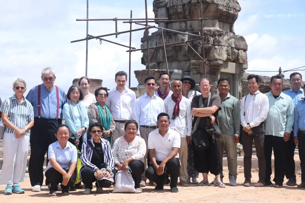 Ad Hoc Experts Inspect Work Projects at West Mebon Temple