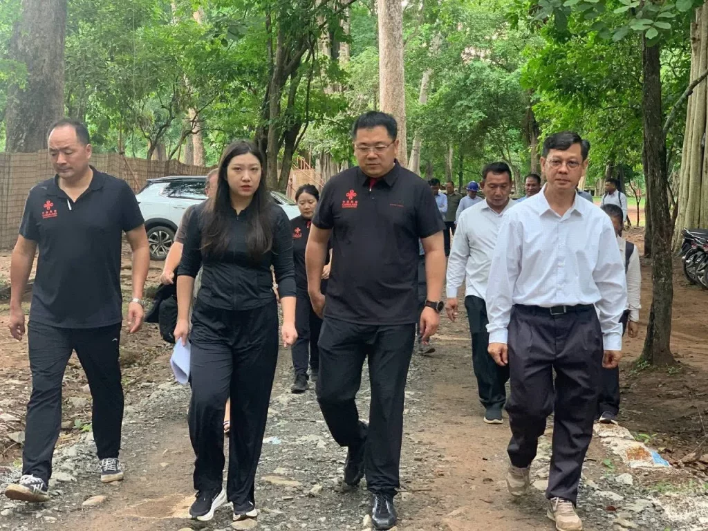 Director General of APSARA National Authority and Deputy Director General of China Academy of Cultural Heritage Meet for Work Discussions at the Angkor Thom Royal Palace Site