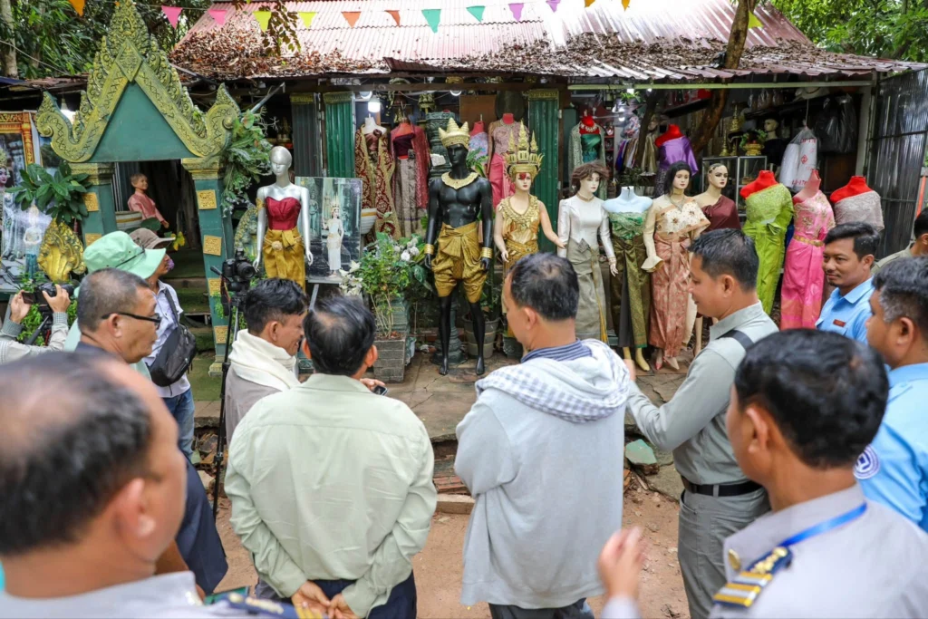 APSARA National Authority Collaborates with the Siem Reap Provincial Department of Culture and Fine Arts to Educate Traditional Clothing Rental Vendors in Front of Angkor Wat