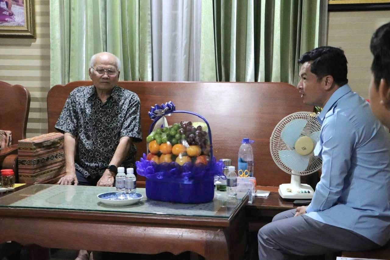 His Excellency Dr. Hei Virak, High Representative of Her Excellency Academician Dr. Phoeurng Sackona, Minister of Culture and Fine Arts, Visits His Excellency Chuch Phourn, Advisor to the Royal Government and Former Secretary of State of the Ministry of Culture and Fine Arts