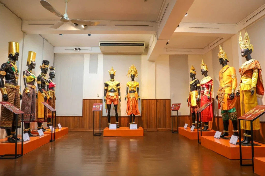 Asian Traditional Textiles Museum Exhibits Royal Attire of Kings and Queens Across Five Historical Eras