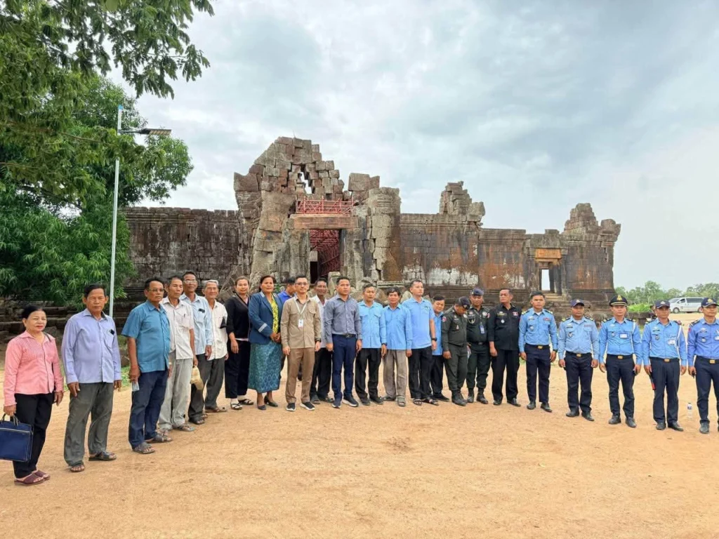 Takeo Provincial Department of Culture and Fine Arts Collaborates with Samraong District Administration to Educate Vendors and Restore Order at Prasat Sen Phu Veang and Prasat Sen Tmol