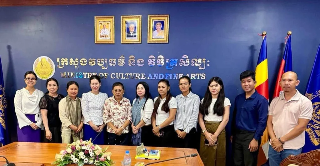On the afternoon of October 2, 2026, Her Excellency Academician Phoeurng Sackona, Minister of Culture and Fine Arts, chaired a consultative meeting with the Phnom Srok Khmer Golden Silk Weavers Artisans Association at the Ministry headquarters. The meeting was attended by ministry leaders, technical officials, representatives of the association, artisans, and weavers involved in the Khmer silk weaving sector.
