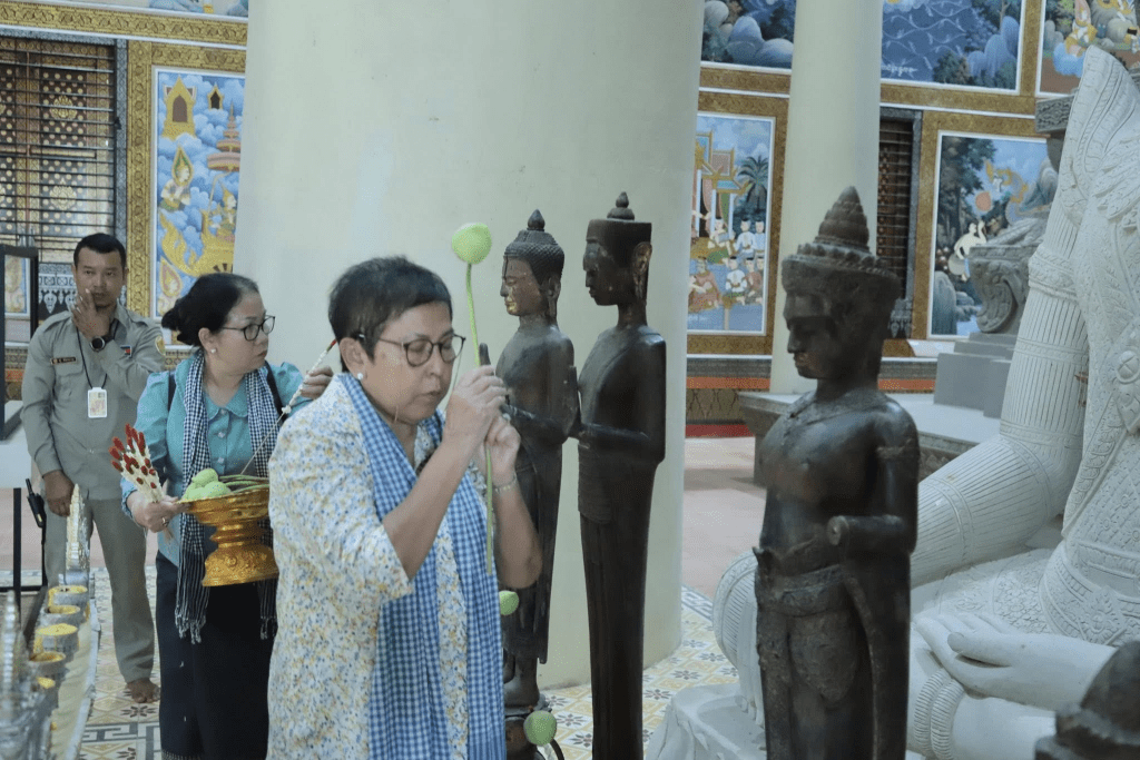 លោកជំទាវបណ្ឌិតសភាចារ្យរដ្ឋមន្ត្រីក្រសួងវប្បធម៌និងវិចិត្រសិល្បៈ អញ្ជើញពិនិត្យសារមន្ទីព្រះវិហារអដ្ឋរស្សក្រោយជួសជុលឡើងវិញ