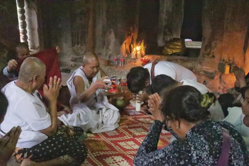 ទំនៀមទម្លាប់អ្នកស្រុកអង្គរ៖ ពិធីឡើងអ្នកតា និងការបញ្ជូនអ្នកតាឡើងគោក នៅប្រាសាទវត្តអធ្វា