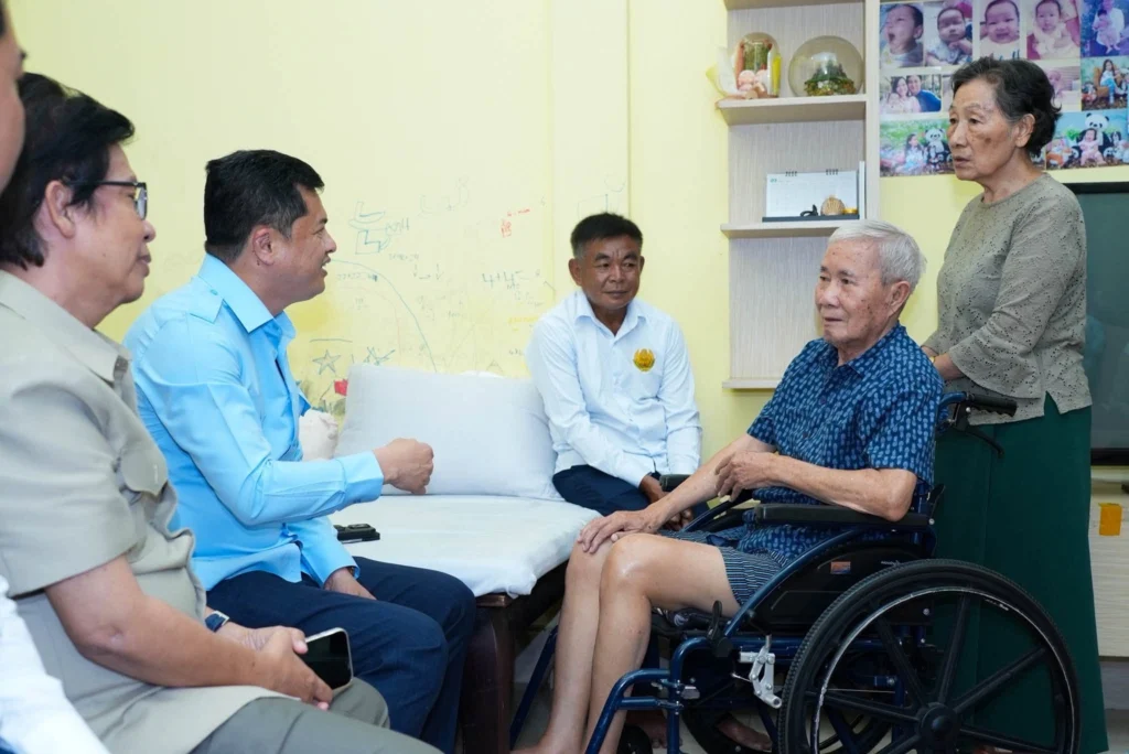 H.E. Dr. Hei Virak Visits H.E. Kong Kantara, Advisor to the Ministry of Culture and Fine Arts, at His Home