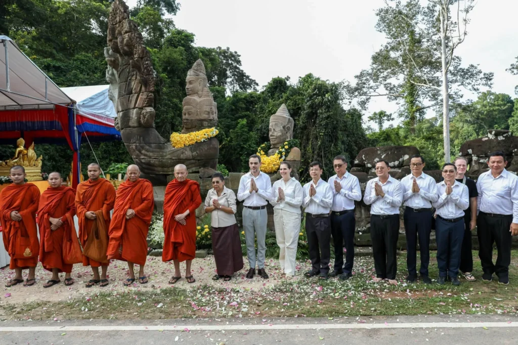 អាជ្ញាធរ​ជាតិ​អប្សរា ​​ប្រារព្ធ​ពិធី​ភ្ជាប់​ព្រះសិរ និង​បើក​ព្រះ​នេត្រ​ចម្លាក់​ទេព ចំនួន​២ នៅ​ខ្លោងទ្វារជ័យ នៃក្រុង​អង្គរ​ធំ​