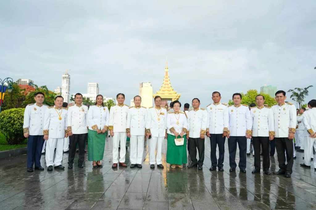 Ministry of Culture and Fine Arts delegation lays a wreath to pay homage to the royal soul of the Late King-Father.