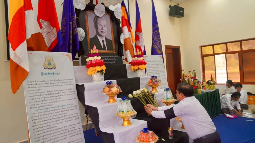 APSARA National Authority leadership pays tribute to the royal soul of the Late King-Father on the 14th anniversary of his passing.