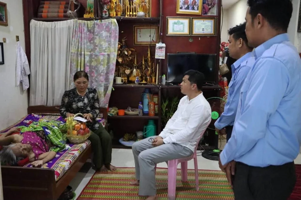 ឯកឧត្តម ហ៊ឺ វីរៈ តំណាងលោកជំទាវបណ្ឌិតសភាចារ្យ ភឿង សកុណា ចុះសួរសុខទុក្ខលោកព្រឹទ្ធាចារ្យ ឃី ម៉ុម ដែលកំពុងសម្រាកព្យាបាលជំងឺ